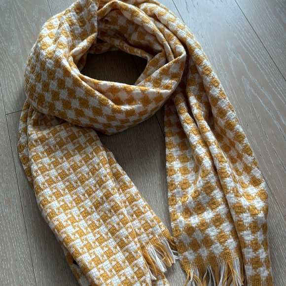 Yellow houndstooth print scarf - Picture 4 of 10